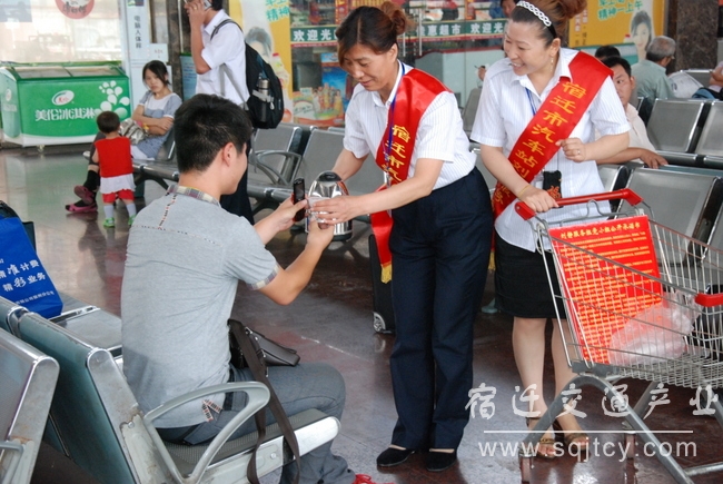 宿迁刘静服务组服务乘客.JPG